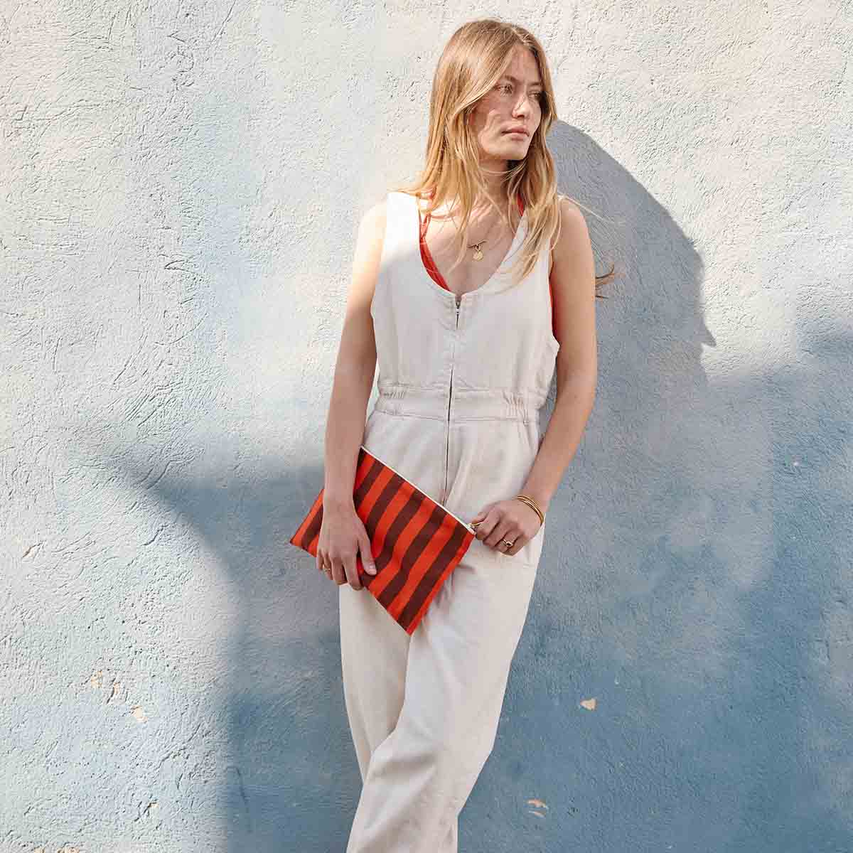 LILI FLAT POUCH STRIPES BROWN / TOMATO