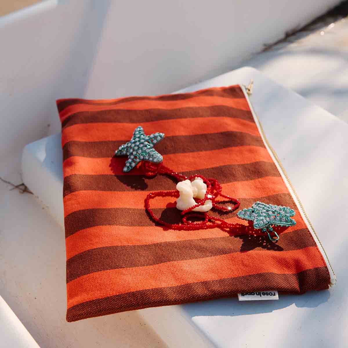 LILI FLAT POUCH STRIPES BROWN / TOMATO