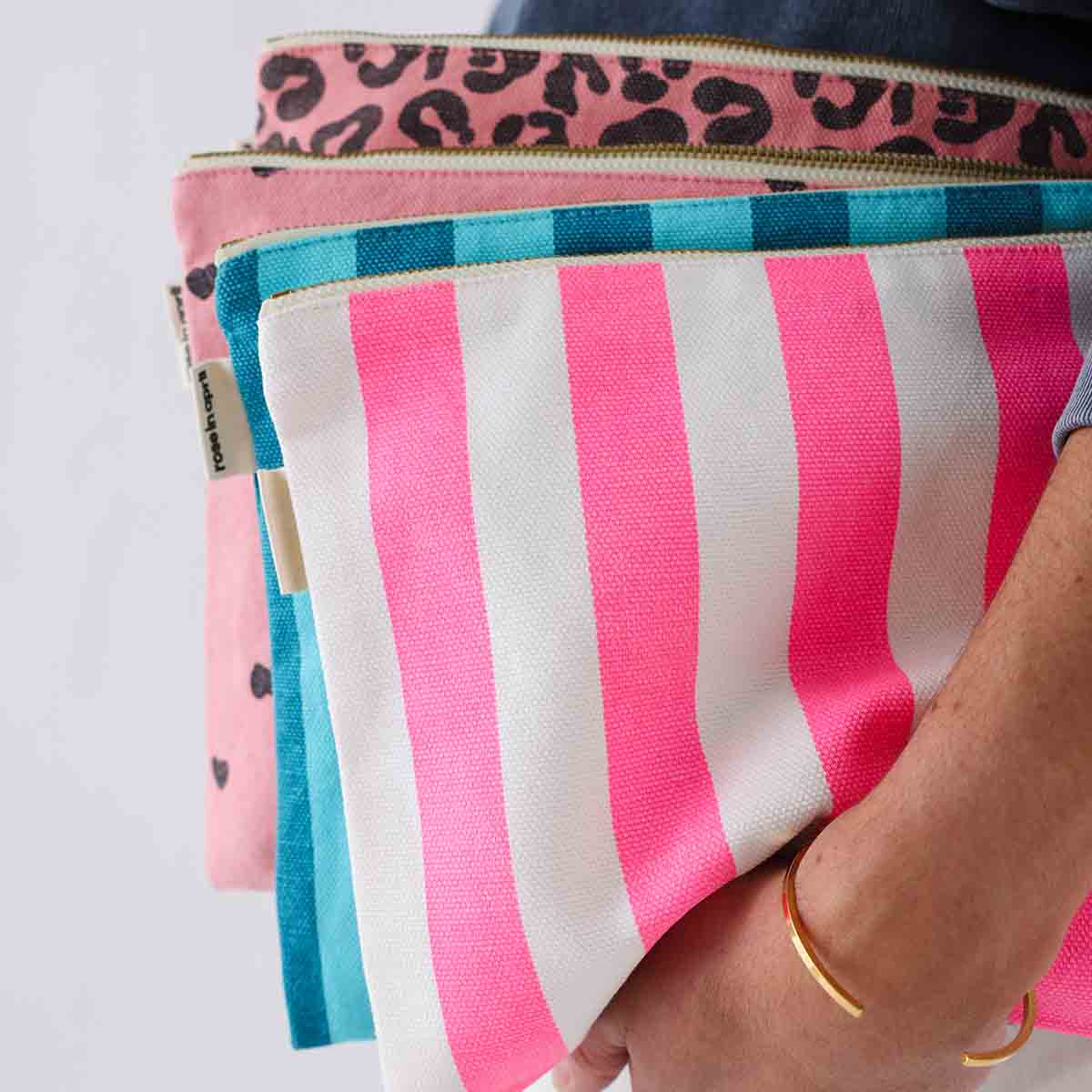 LILI FLAT POUCH STRIPES NEON PINK