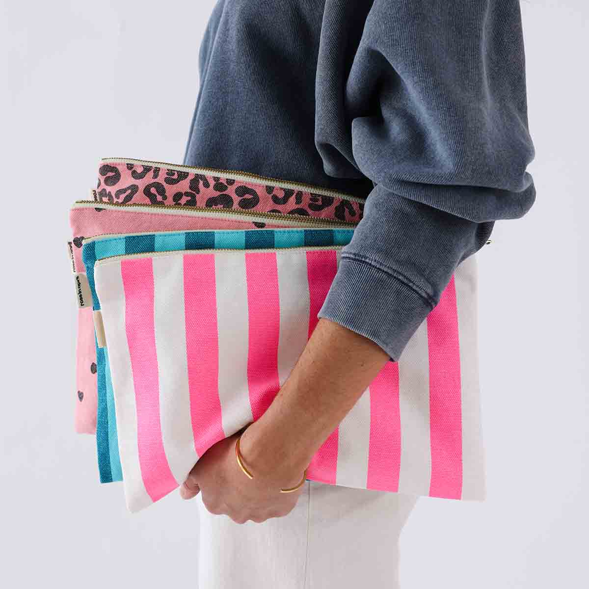 LILI FLAT POUCH STRIPES NEON PINK