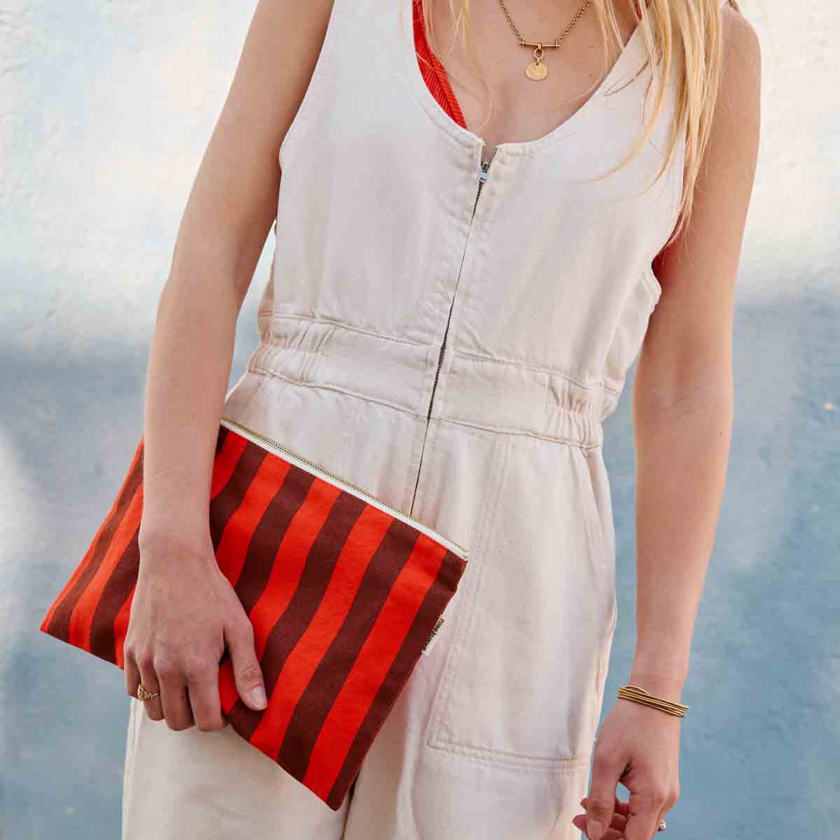 LILI FLAT POUCH STRIPES BROWN / TOMATO